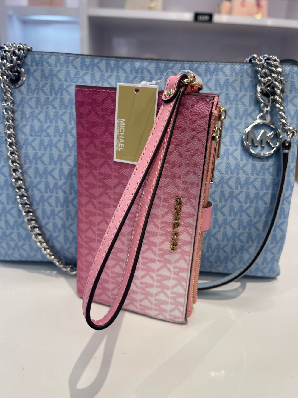MICHAEL KORS JST Lg Double Zip Ombré Signature Logo Wristlet Phone
Carnation
NWT - Picture 9 of 16